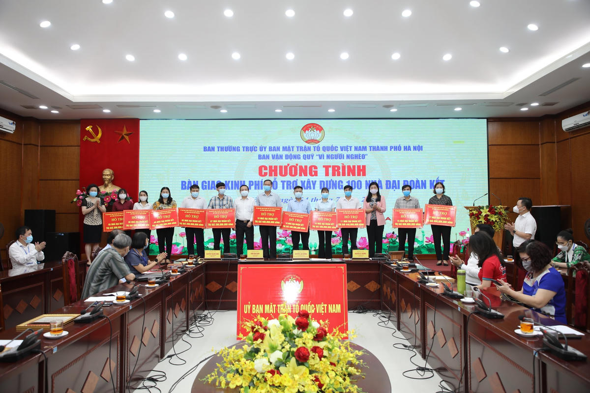 Ủy ban MTTQ TP trao kinh phí hỗ trợ làm nhà Đại đoàn kết cho 11 đơn vị. 