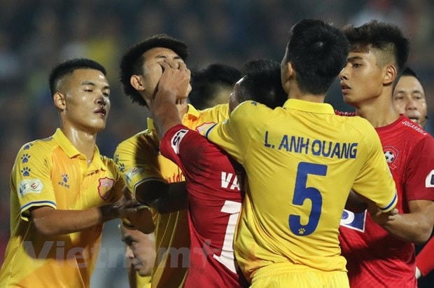 Hậu vệ Văn Hạnh tát thẳng mặt cầu thủ Nam Định. (Ảnh: Thùy Dương/Vietnam+).  
