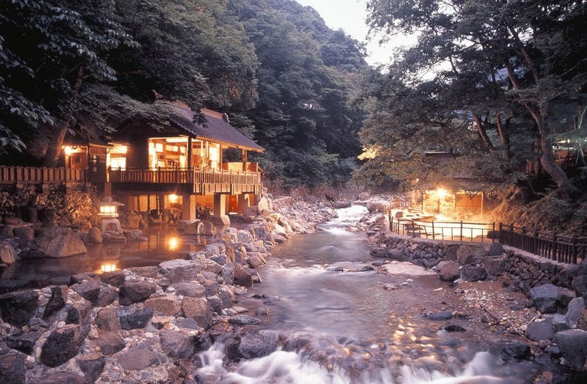 Takaragawa Onsen mê hoặc du khách bằng phong cảnh đẹp mê hồn mỗi khi lên đèn.  