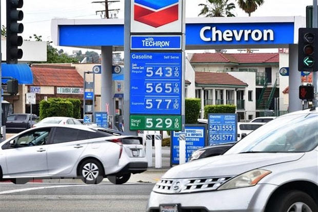 Tại một điểm bán xăng ở Alhambra, bang California (Mỹ) ngày 4/3. (Ảnh: AFP/TTXVN).