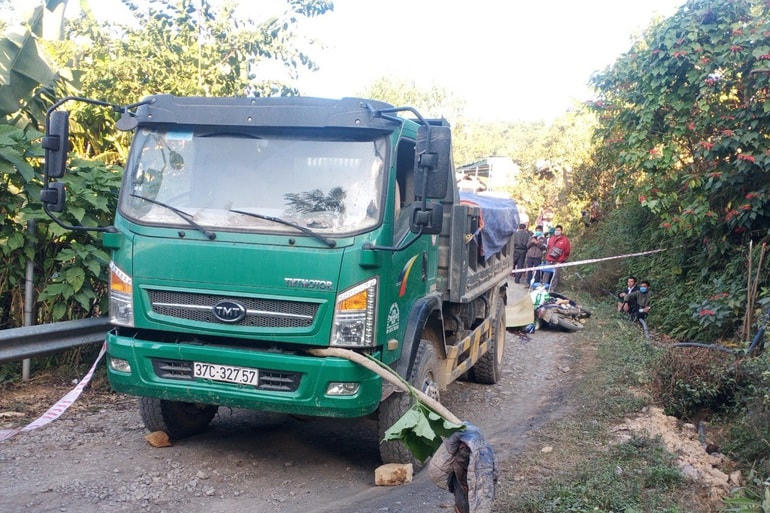 Một thầy giáo trú tại xã Na Loi trên đường chở lúa về nhà bị xe tải cán qua người, chết tại chỗ.