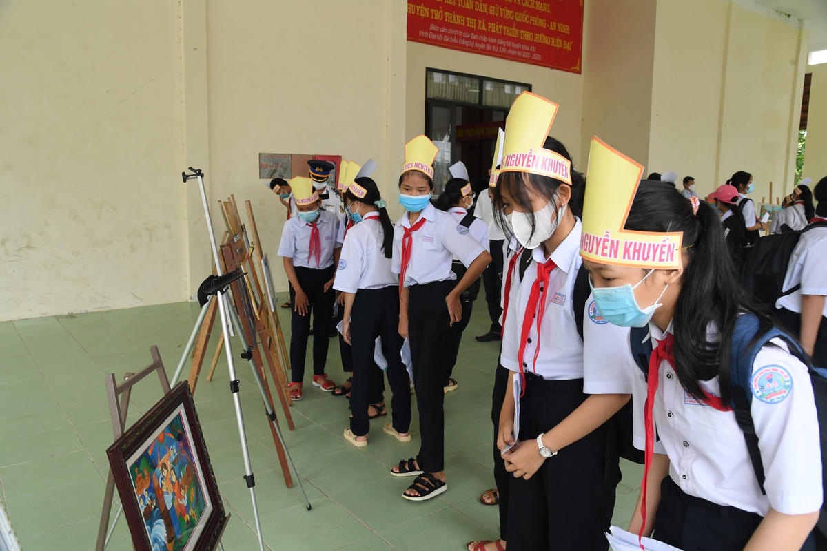 Các em tham quan các tác phẩm đã tham dự thi.