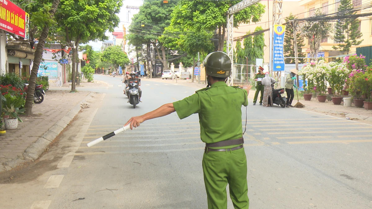 Lực lượng Công an kiểm tra tại khu vực thị trấn Thường Tín.