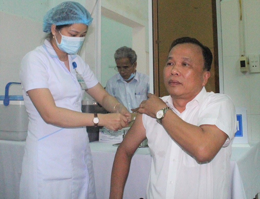 Giám đốc Sở Y tế Quảng Nam tiêm vaccine Covid-19.