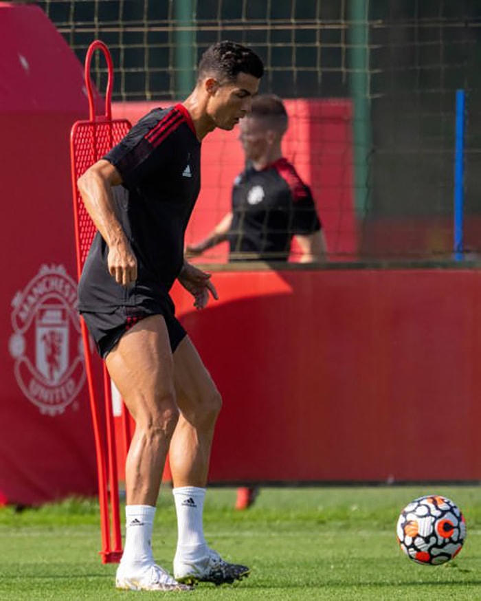 Ronaldo phô diễn kỹ thuật trong buổi tập, đủ thuyết phục HLV Solskjaer cho ra sân?
