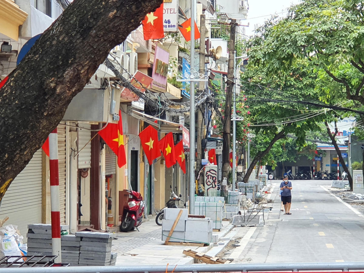 [Ảnh] Hà Nội đỏ rực quốc kỳ trên nhiều tuyến phố  chào mừng Quốc khánh 2/9