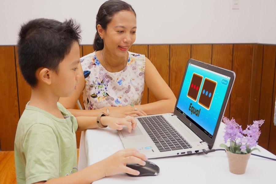 Cùng con nhỏ học online.