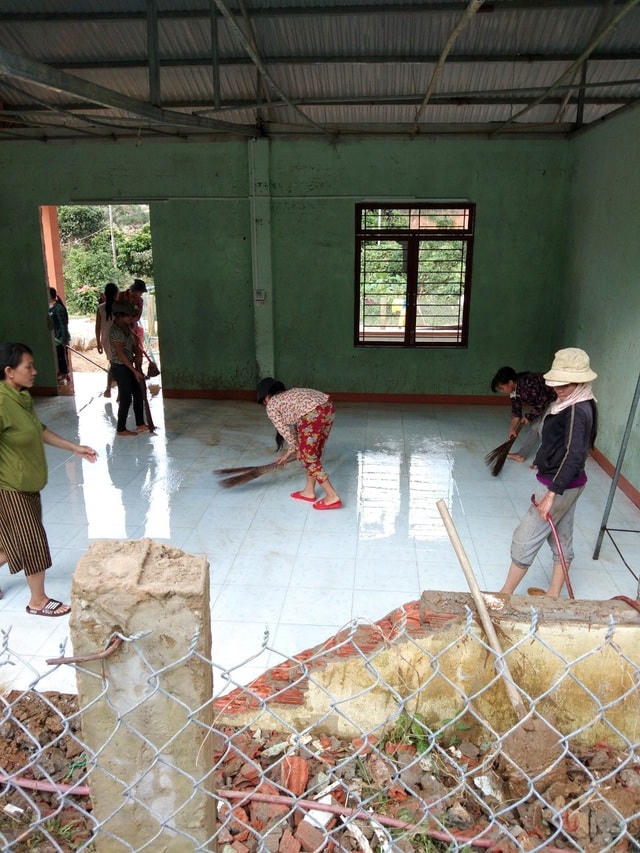 Sau lũ, nhà trường dọn dẹp để tạm thời làm chỗ dạy cho các em.  