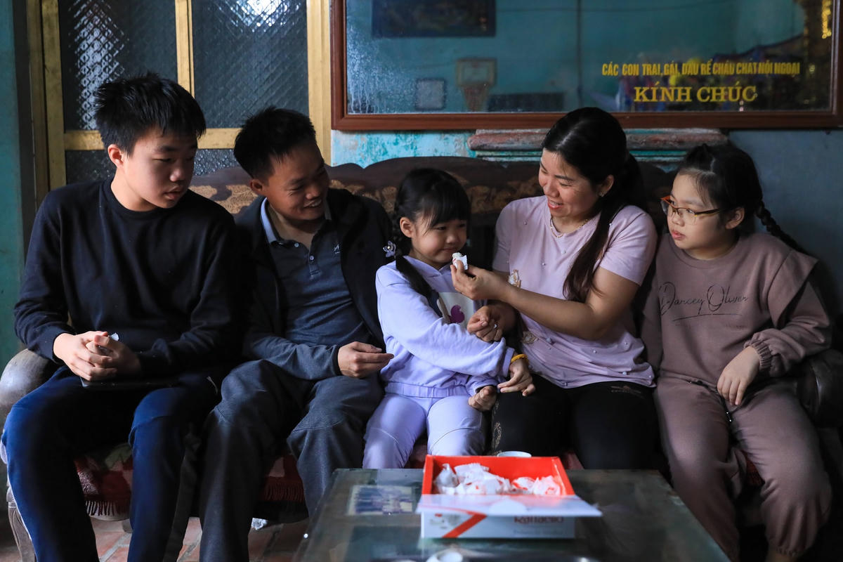 Gia đình chị Tạ Thị Vân ở Bắc Ninh trở về quê nhà sau chuyến bay cứu trợ của Chính phủ. Ảnh: Quang Vinh.