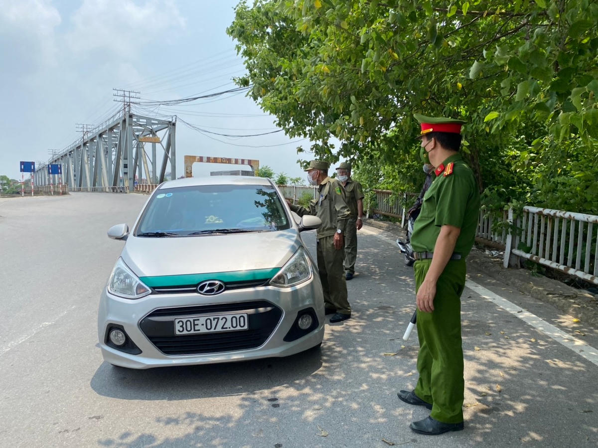 Lực lượng chức năng thực hiện kiểm tra toàn bộ các xe lưu thông qua cầu Đuống. Ảnh: L.A..