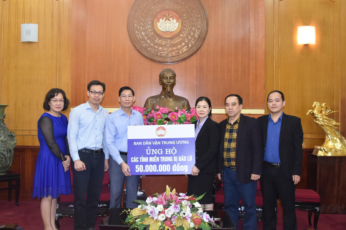 Phó Chủ tịch Trương Thị Ngọc Ánh tiếp nhận ủng hộ từ Ban Dân vận Trung ương.
