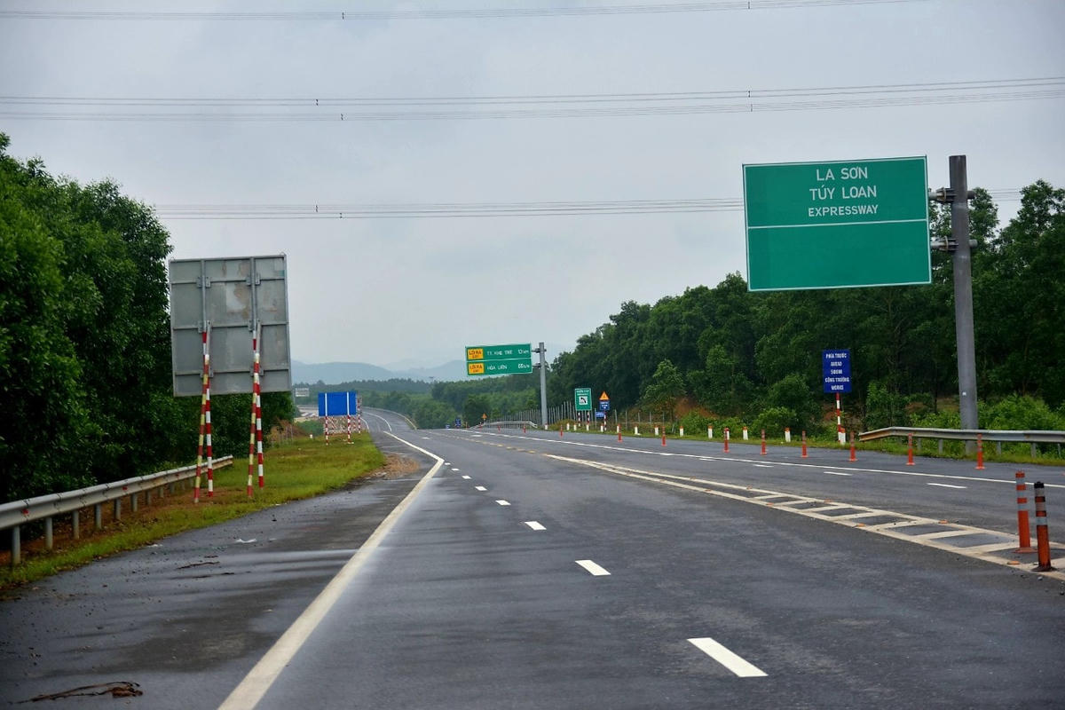 Dự án cao tốc La Sơn - Tuý Loan được khởi công từ năm 2013, thời gian thi công dự án là 36 tháng. Dự án có tổng mức đầu tư 11.500 tỷ đồng, được thực hiện theo hình thức BT (xây dựng - chuyển giao). Tuy nhiên, do gặp nhiều vướng mắc, đến tháng 4/2022, chủ đầu tư mới có kế hoạch đưa vào thông xe dự án thành phần này.