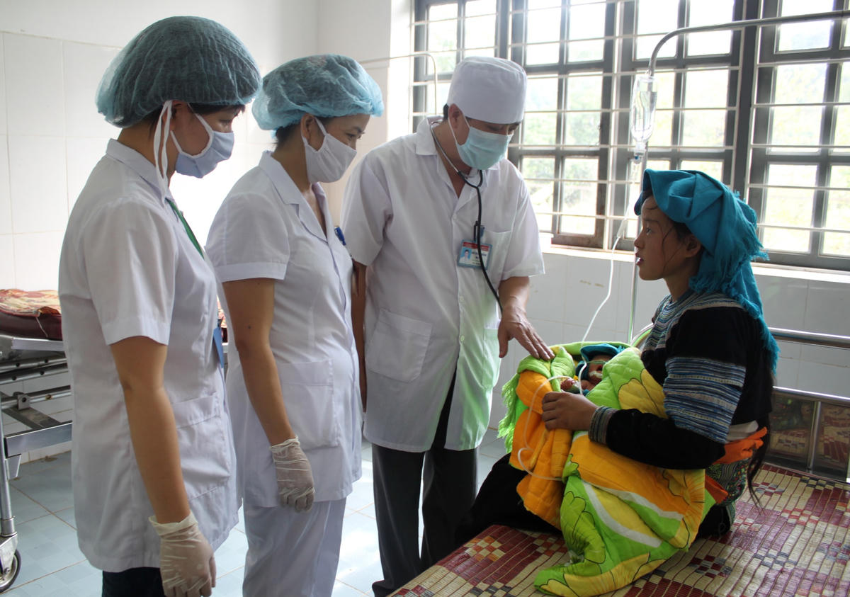 Các bác sĩ khám và điều trị cho bệnh nhân tại Trung tâm y tế huyện Sìn Hồ (Lai Châu). Nguồn: baodantoc.vn.