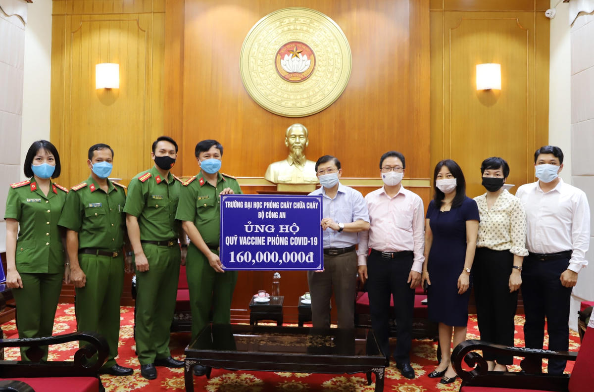 Phó Chủ tịch Nguyễn Hữu Dũng tiếp nhận ủng hộ từ Trường Đại học phòng cháy, chữa cháy, Bộ Công an.