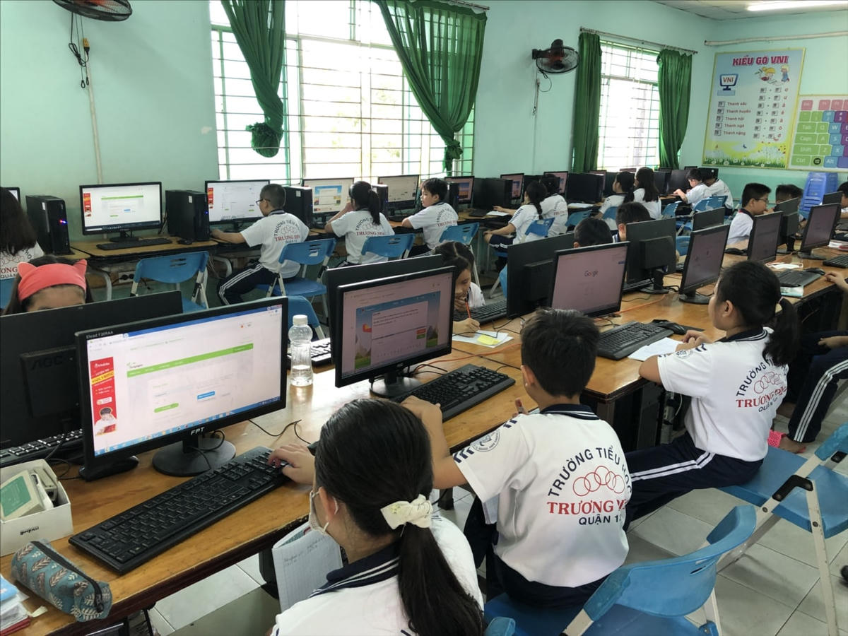 Các tỉnh, thành phố đang thực hiện giãn cách xã hội, học sinh phải học online ở nhà. Ảnh: Hồng Lĩnh