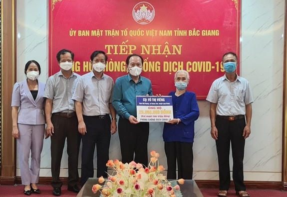 Lãnh đạo Ủy ban MTTQ tỉnh Bắc Giang tiếp nhận ủng hộ từ cụ Vũ Thị Viêng.