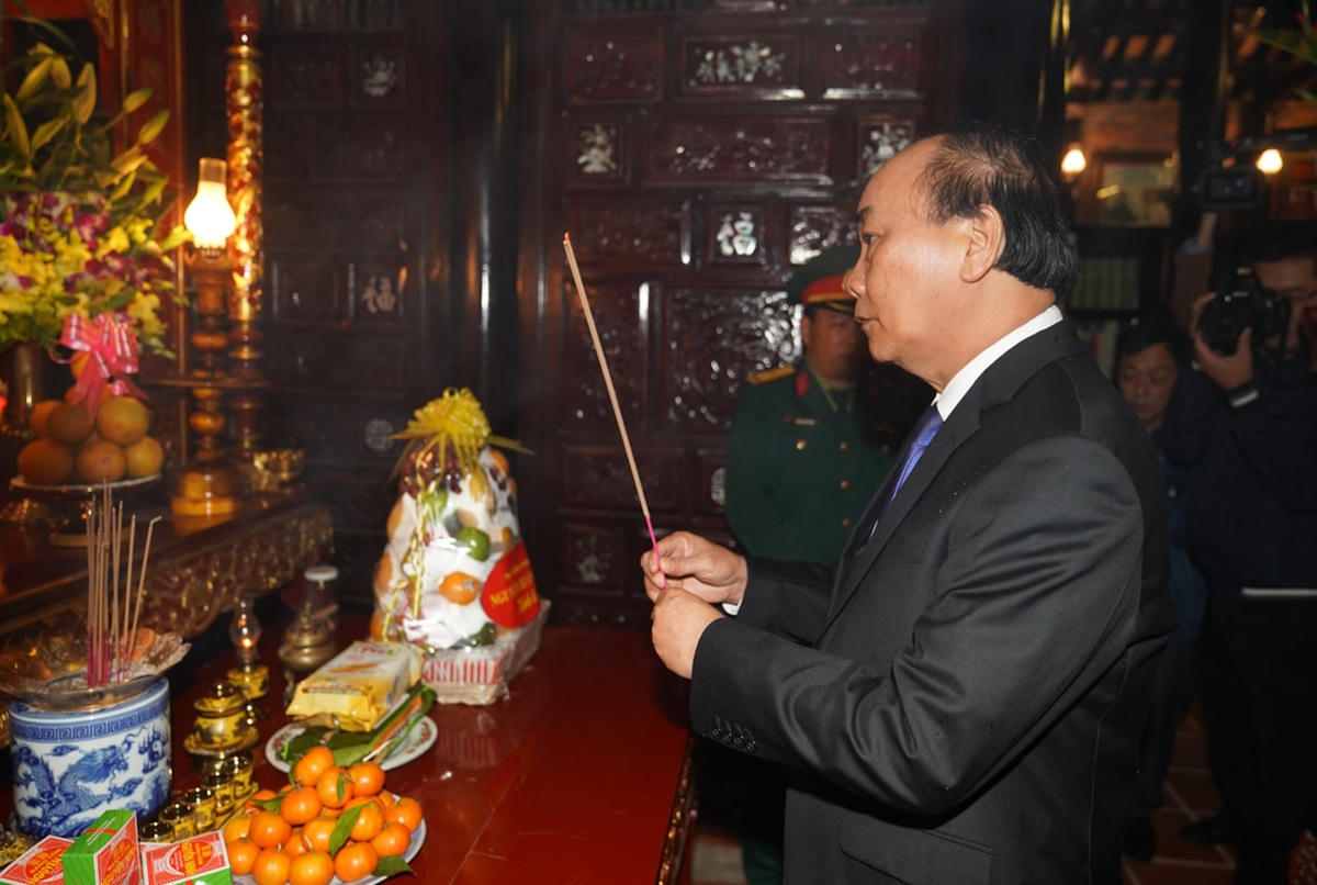 Thủ tướng Nguyễn Xuân Phúc dâng hương tưởng niệm Đại tướng Lê Đức Anh. Ảnh: VGP/Quang Hiếu.