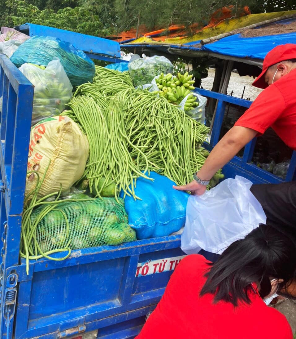 Xuống tận ruộng, vườn thu mua nông sản cho nông dân.