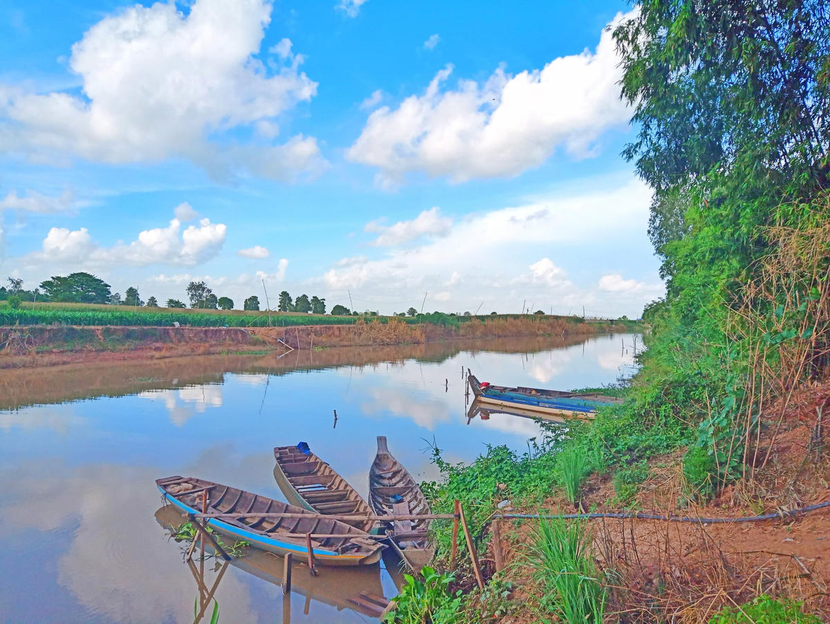 Những chiếc xuồng 5 người trộm để vượt qua kênh thì bị lực lượng chức năng phát hiện.