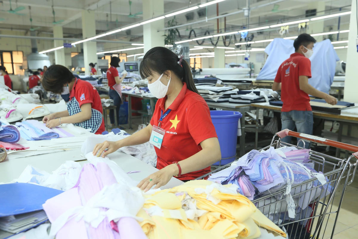 Doanh nghiệp cần được tiếp sức một cách thiết thực để vượt qua giai đoạn khó khăn. Ảnh: Quang Vinh.