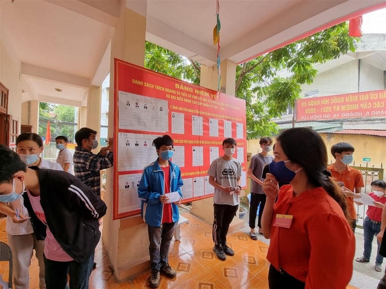 Cử tri thực hiện đeo khẩu trang phòng, chống dịch Covid-19.  