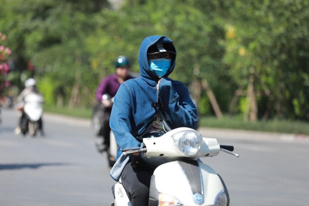 Người dân cần đề phòng tia UV trong những ngày nắng nóng này. Ảnh: Quang Vinh.