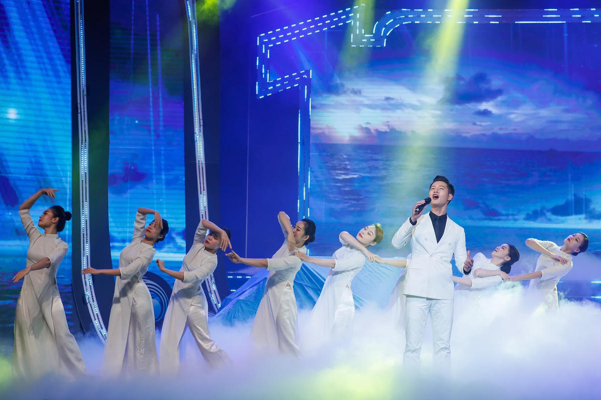 Bài hát "Tổ quốc gọi tên mình" được dàn dựng công phu.