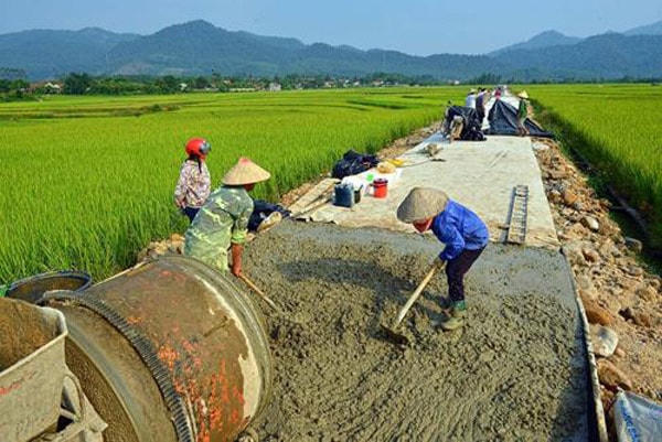 Làm đường giao thông nông thôn ở Vĩnh Phúc.