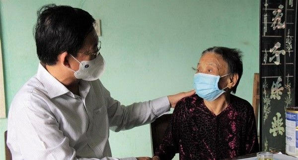 Ông Hồ Quốc Dũng, Bí thư Tỉnh ủy Bình Định thăm, tặng quà Mẹ Việt Nam anh hùng Thẩm Thị Thanh, xã An Vinh, huyện Tây Sơn.