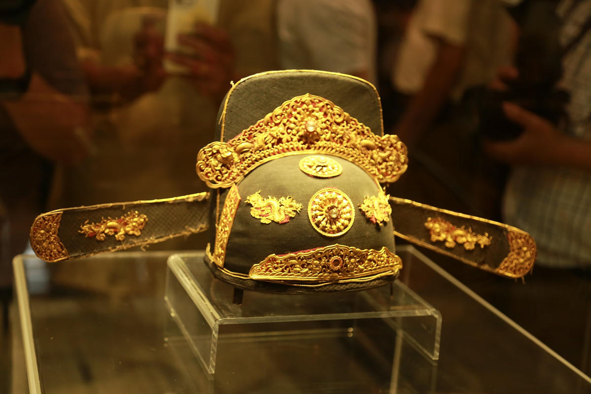 Các hiện vật được hiến tặng dịp này gồm có mũ quan đại thần...