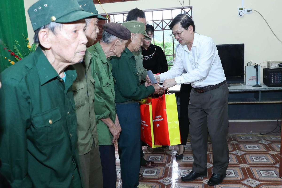 Phó Chủ tịch UBTƯ MTTQ Việt Nam Nguyễn Hữu Dũng trao quà cho các hộ nghèo và gia đình chính sách trên địa bàn xã Kiên Đài.