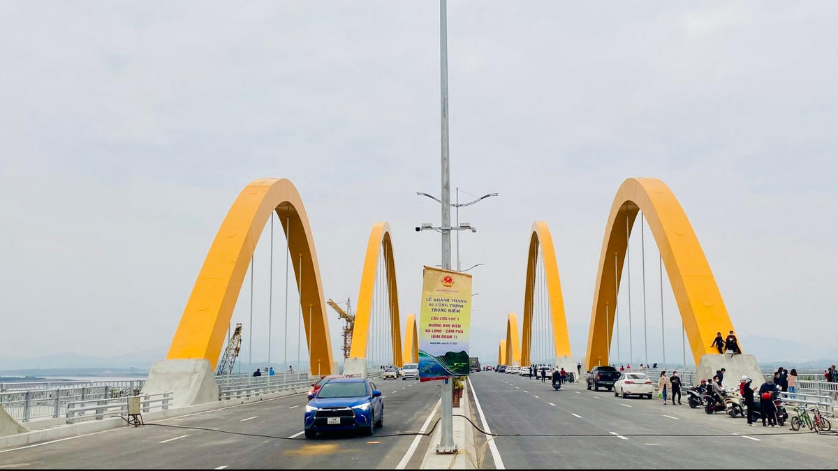 Cầu Tình Yêu có chiều dài 892m, chiều rộng 33,1 m, được thiết kế dạng vòm ống thép nhồi bê tông và là cầu 6 làn xe đầu tiên của Quảng Ninh.