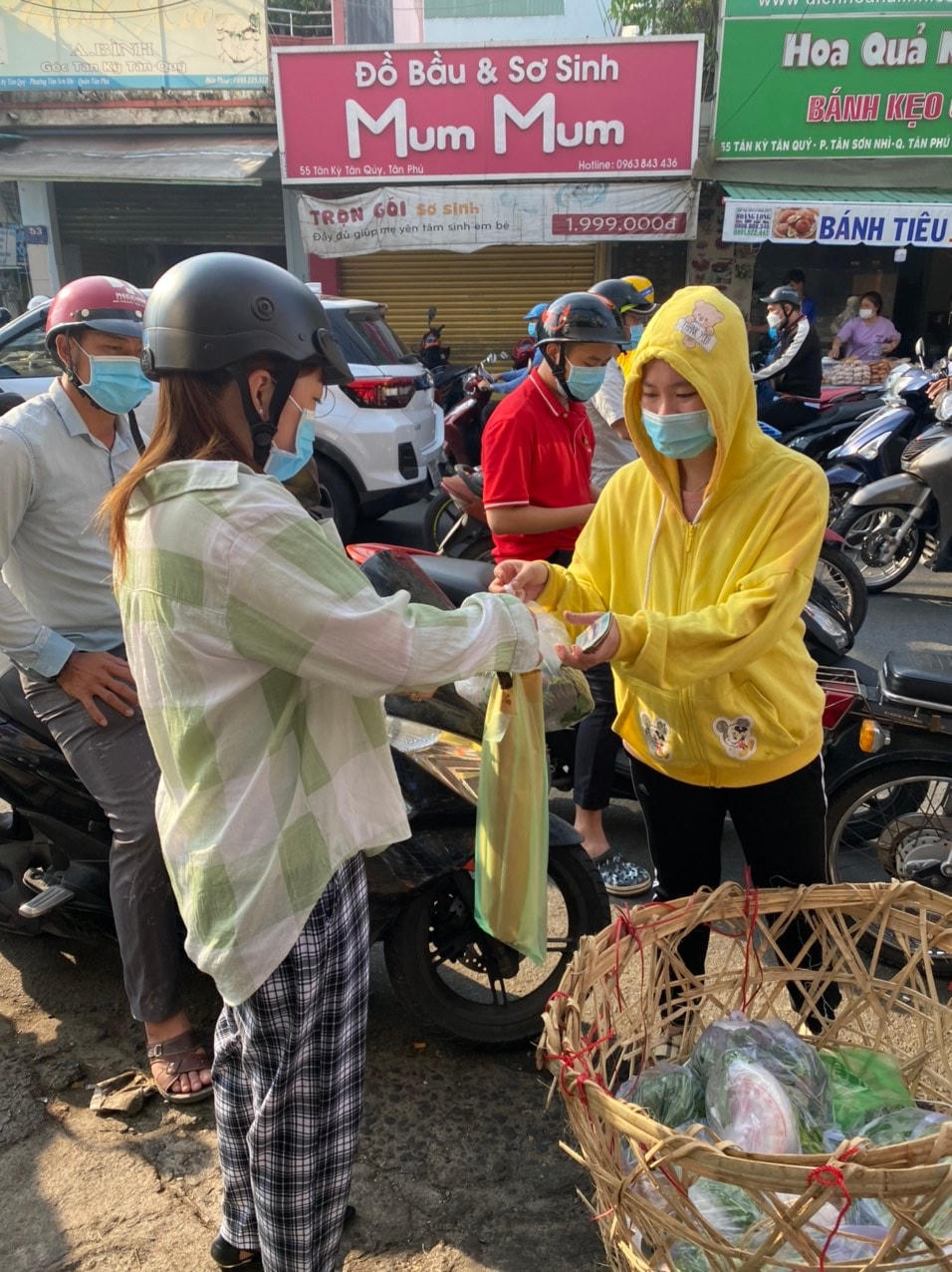 Cùng với heo quay, vịt quay thì cá lóc nướng là thực phẩm được nhiều người mua và cúng nhất ngày hôm nay theo quan niệm dân gian.