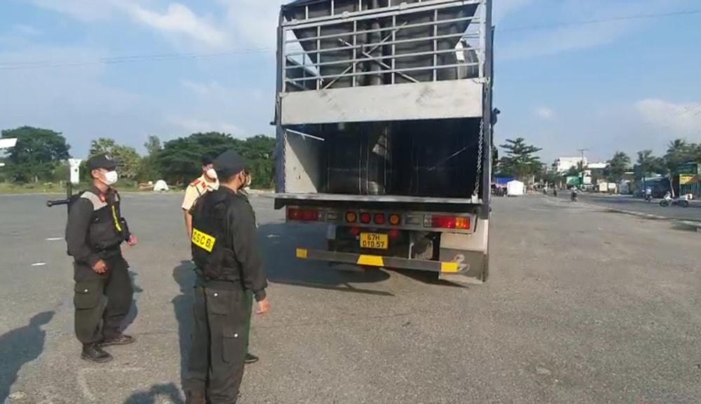 Tổ liên ngành chống buôn lậu tỉnh An Giang phát hiện xe tải vận chuyển số lượng lớn hóa chất cacbon không rõ nguồn gốc vào ngày 25/12/2021.