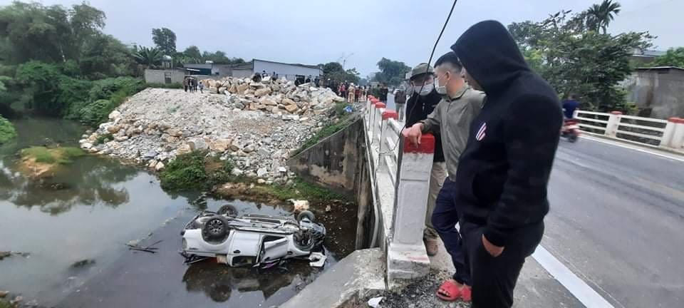 Chiếc ô tô bị biến dạng sau khi rơi xuống suối.