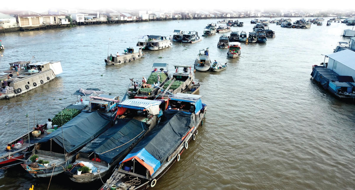 Ghe thuyền neo đậu ngay ngắn và chia các khu vực để bán các sản phẩm hoặc để du khách đến tham quan.  