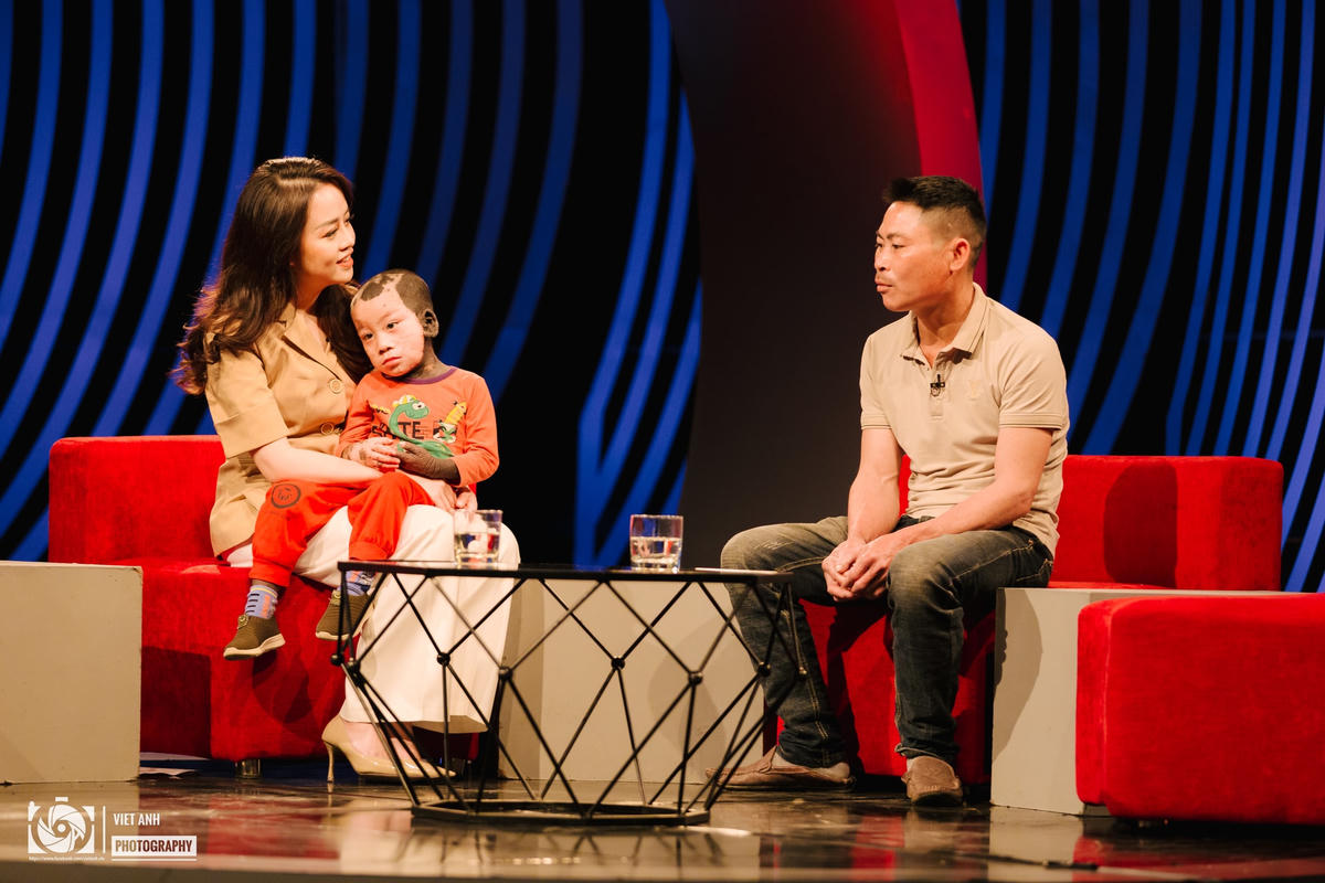 Anh Thắng rơi vào cảnh "gà trống nuôi con" khi vợ đột ngột qua đời. 