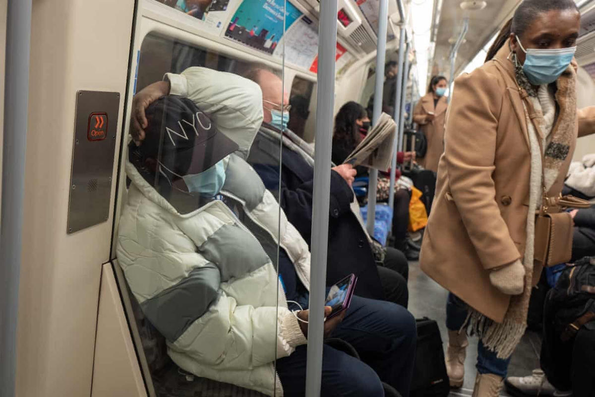 Hành khách đông nghịt trên chuyến tàu Jubilee. Ảnh: The Guardian.