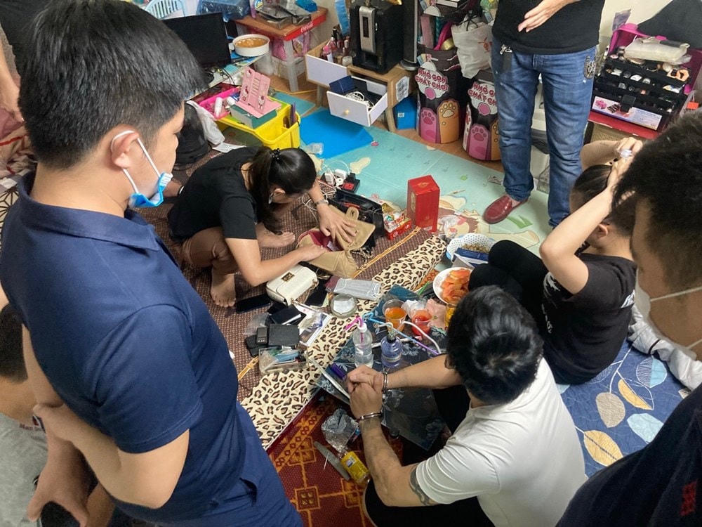 Công an quận Ngô Quyền khám xét, thu giữ tang vật vụ án tại nhà trọ của Cương.