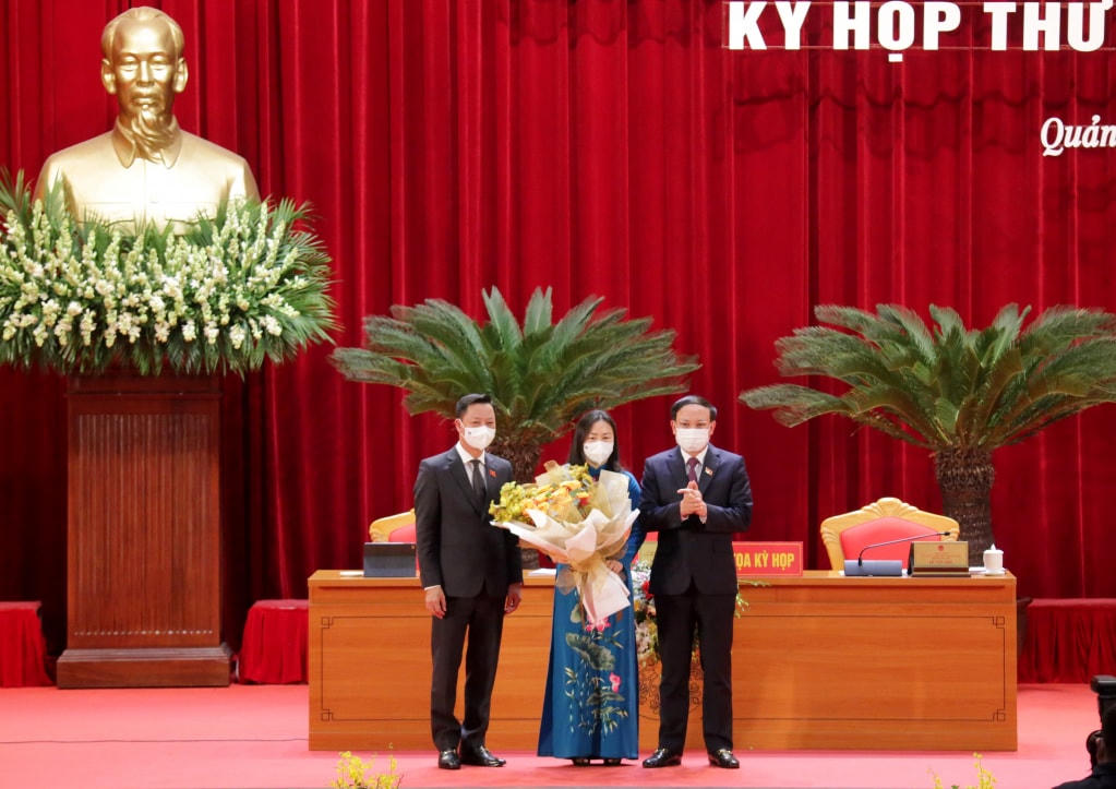 Bà Vi Ngọc Bích, Ủy viên Ban Thường vụ Tỉnh ủy, Trưởng Ban Tuyên giáo Tỉnh ủy Quảng Ninh vừa được bầu giữ chức Phó Chủ tịch HĐND tỉnh Quảng Ninh nhiệm kỳ 2021 - 2026.