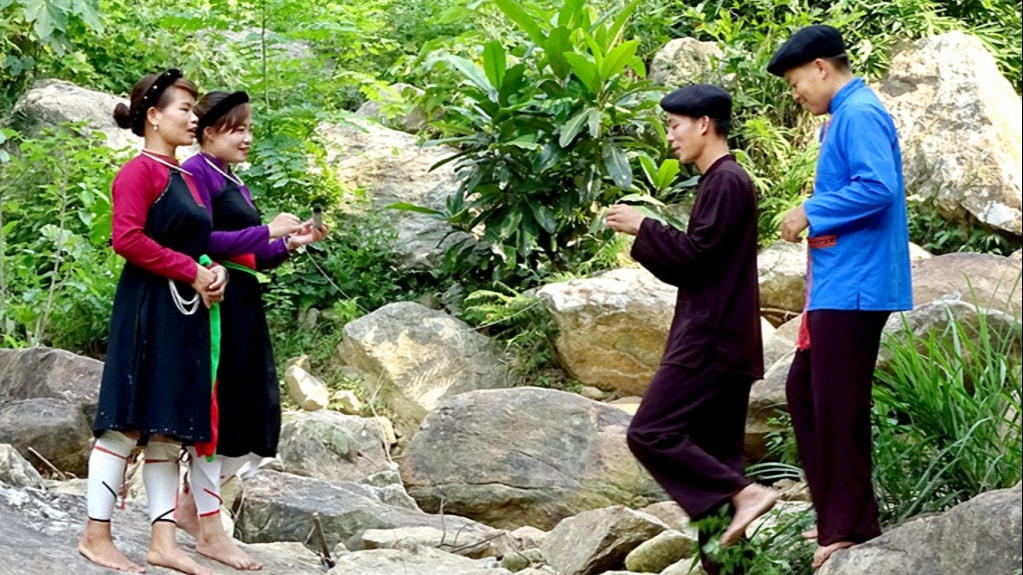 Tiết mục Sình ca “tỏ tình hẹn ước”, Nghệ nhân ND Sầm Văn Dừn, thôn Mãn Hóa, xã Đại Phú (Sơn Dương) đang truyền dạy cho các thành viên CLB Giữ gìn bản sắc văn hóa dân tộc Cao Lan.  