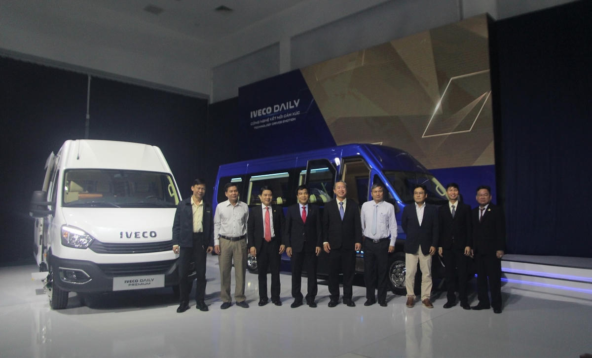 Các đại biểu chụp ảnh lưu niệm bên sản phẩm Iveco Daily Plus.