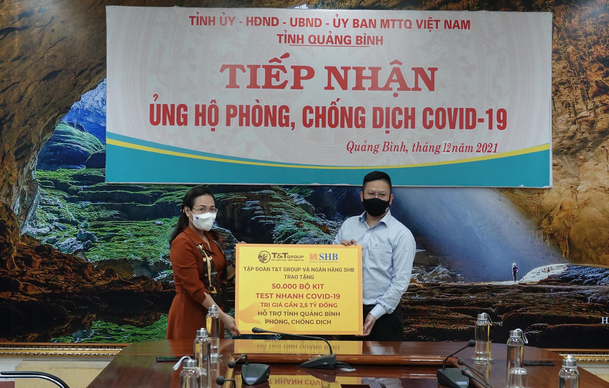 Bà Phạm Thị Hân, Chủ tịch Ủy ban MTTQ Việt Nam tỉnh Quảng Bình tiếp nhận hỗ trợ từ Tập đoàn T&T Group và Ngân hàng SHB trao tặng.