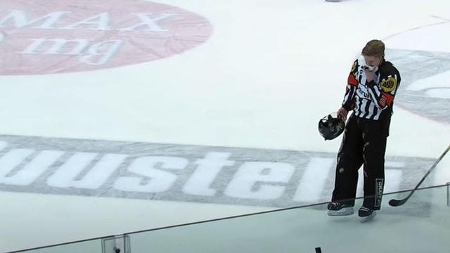 Trọng tài Koistinen đã có thể đứng lên, ôm miệng và tới viện cấp cứu khi 7 chiếc răng và xương hàm trên bị gãy.  