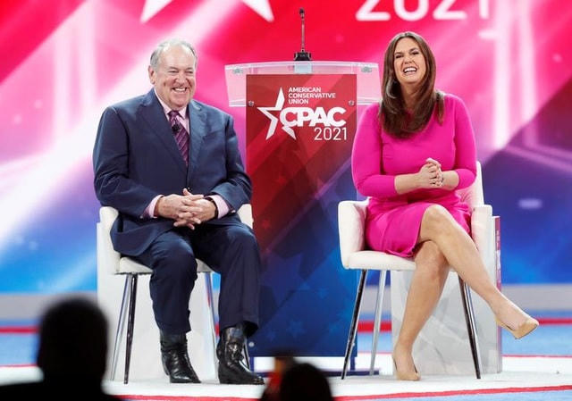 Cựu Thống đốc Arkansas Mike Huckabee ngồi cùng con gái Sarah Huckabee Sanders, phát ngôn viên Nhà Trắng dưới thời ông Trump.  