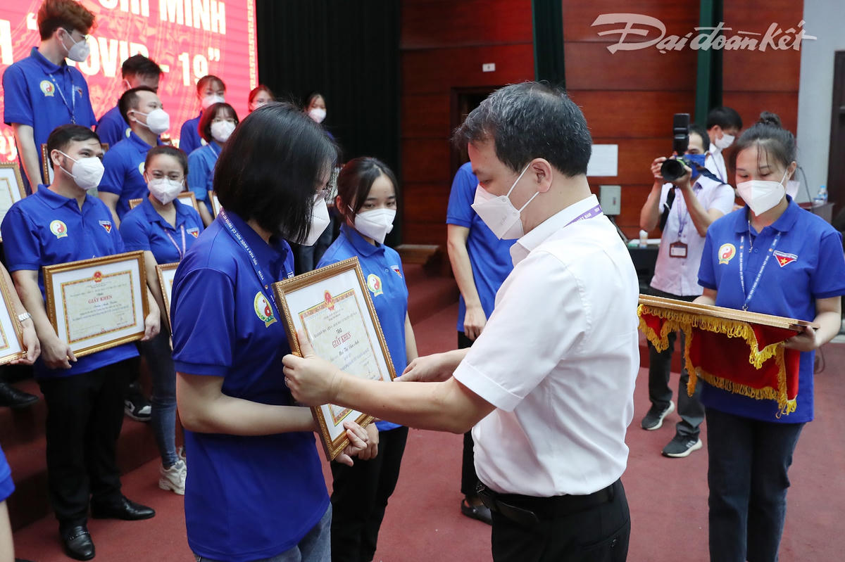 Học viện Y dược học Cổ truyền Việt Nam tặng giấy khen cho giảng viên, cán bộ, các em sinh viên đã từng tham gia chống dịch tại Bắc Giang trước khi lên đường vào TP Hồ Chí Minh tiếp tục thực hiện nhiệm vụ. Ảnh: Quang Vinh. 