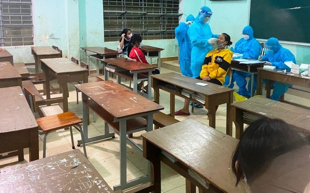 Ngành y tế đang lấy mẫu xét nghiệm Covid-19 ở huyện Phước Sơn.