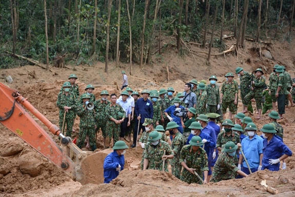 Các lực lượng tích cực tìm kiếm nạn nhân mất tích. Ảnh: QDND.VN.