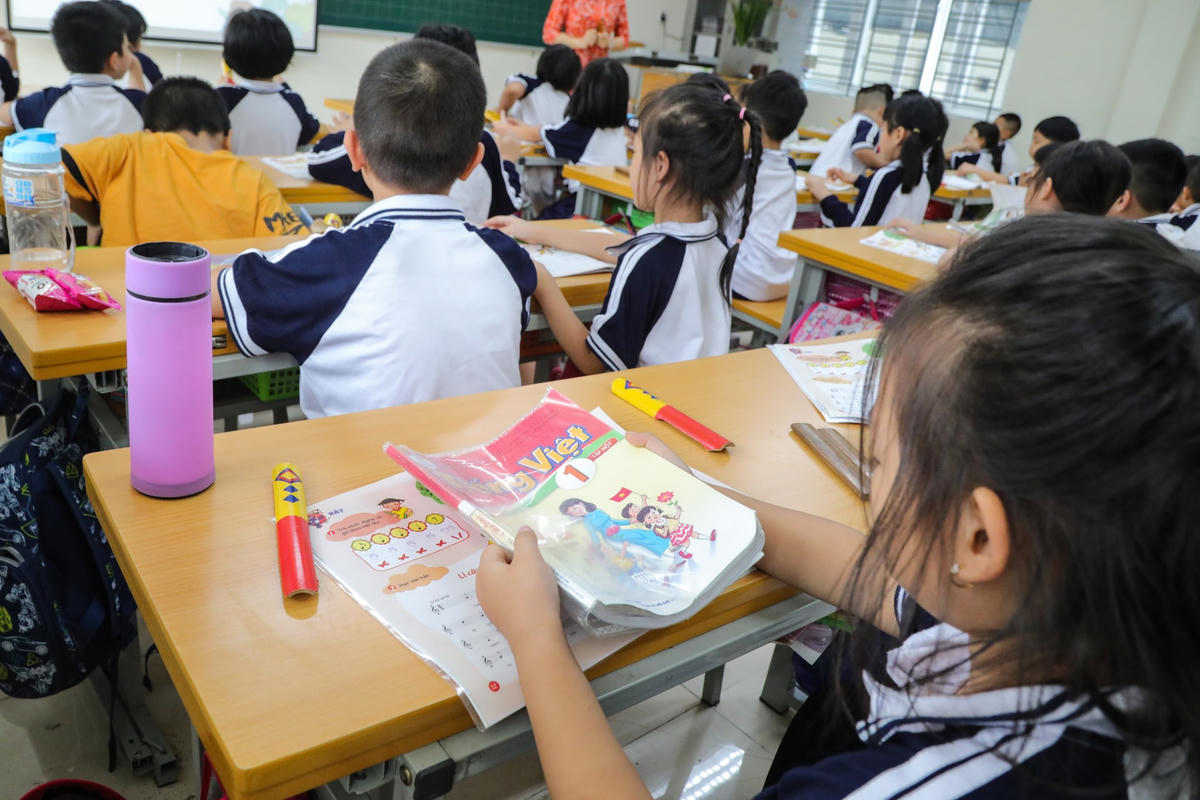 Học sinh lớp 1 đang học SGK lớp 1 mới tại Hà Nội.