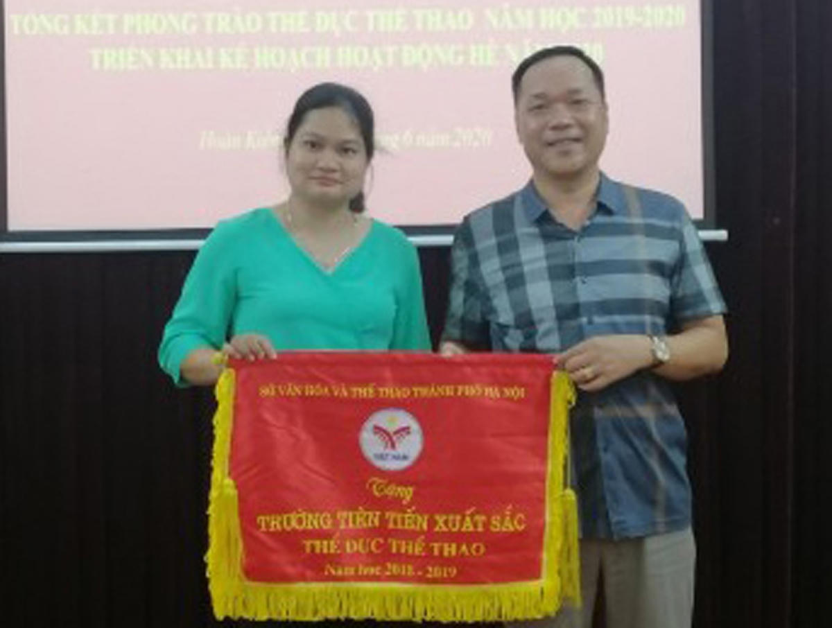 Đón nhận danh hiệu Trường Tiên tiến xuất sắc thể dục thể thao.  